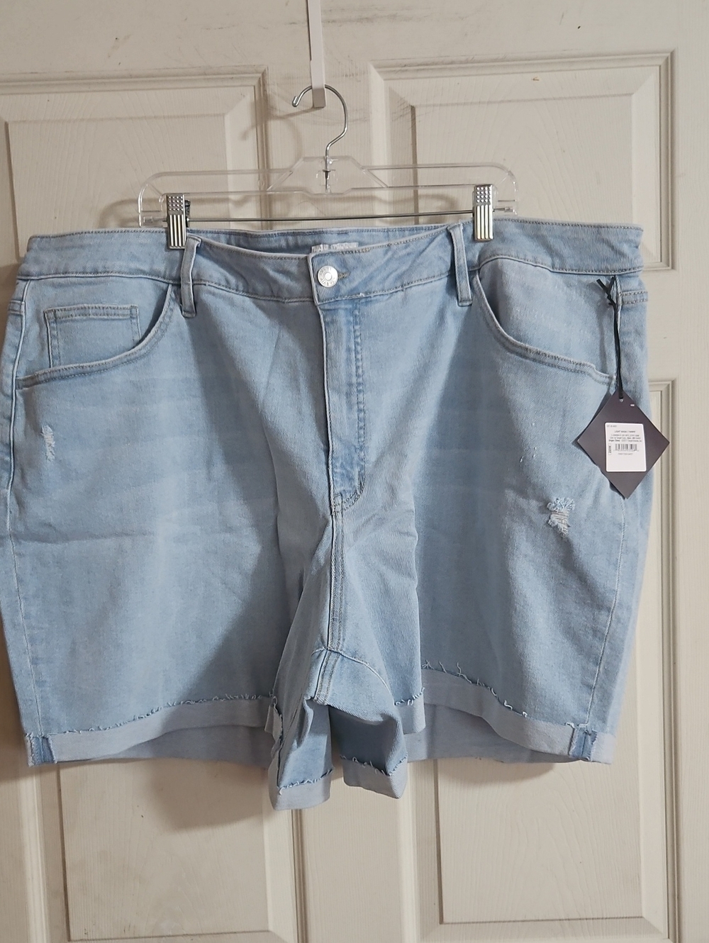 AVA & VIV LIGHT WASH DENIM SHORTS: 6.5 IN INSEAM: NEW WITH TAGS: SIZE 28W